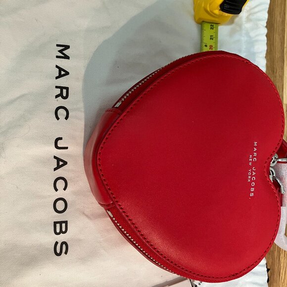 A true statement piece! This Marc Jacobs "The Heart" crossbody bag is vibrant, c - Picture 6 of 7